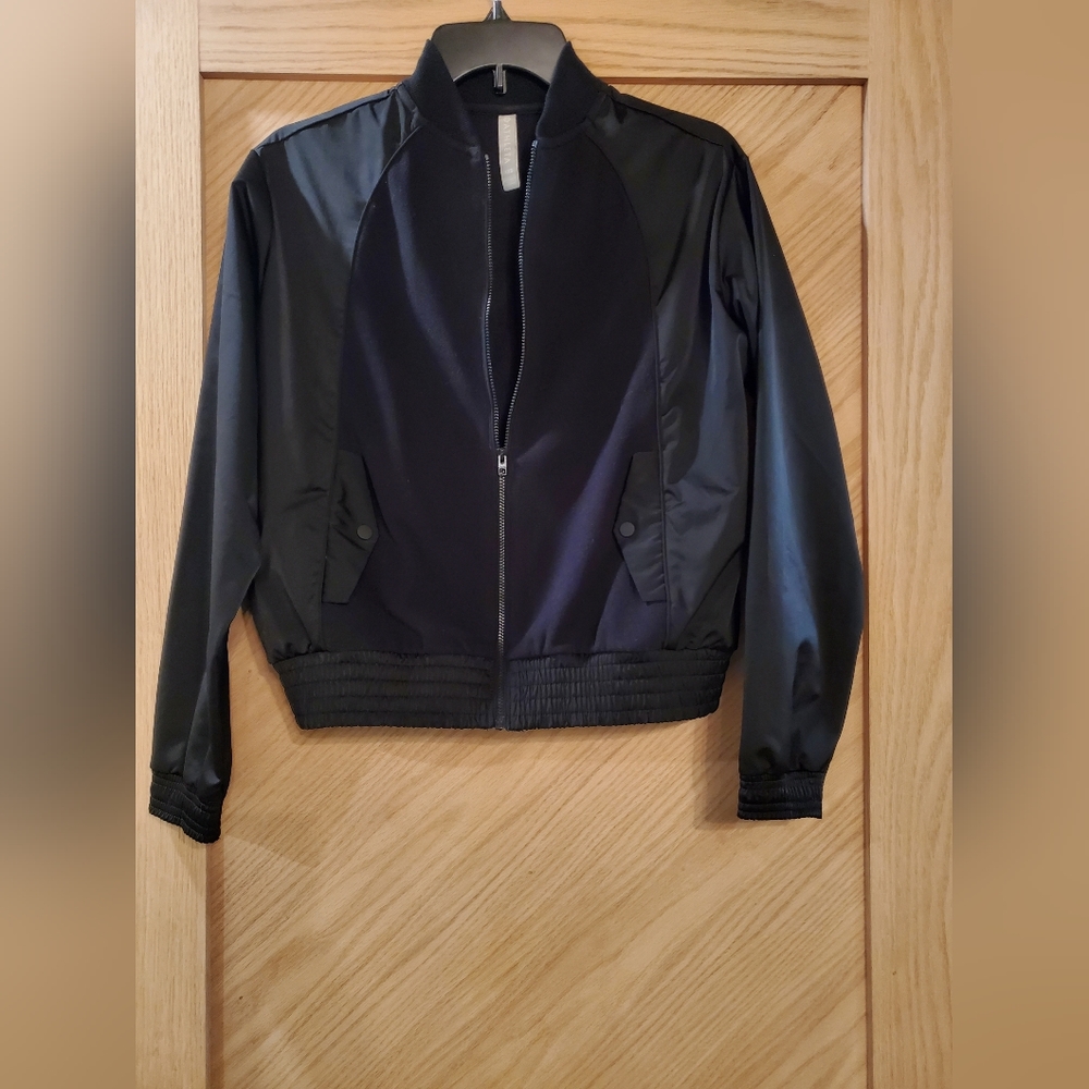 Womens Black Athleta warm up/wind breaker style jacket w light Fleece size xxs